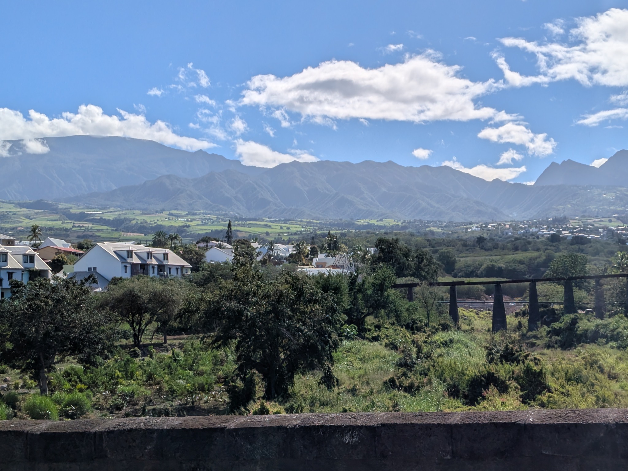 Aqueduc et paysage de Saint-Louis