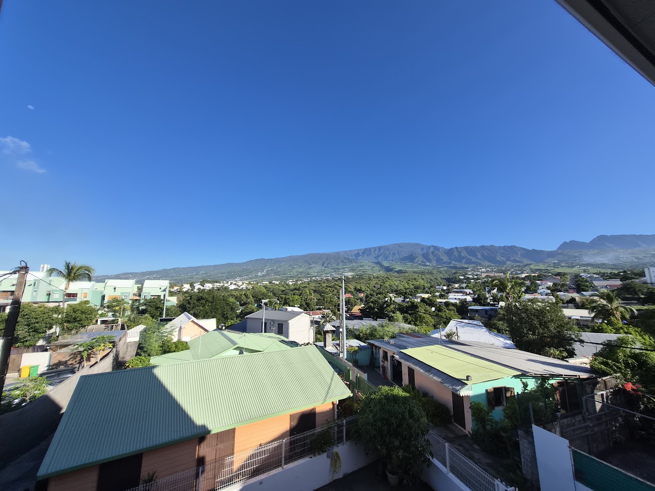 Vue panoramique sur Saint-Louis et les montagnes